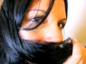 Frau mit schwarzen Haaren